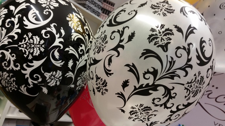 Latexballons schwarz weiß mit Ornamenten