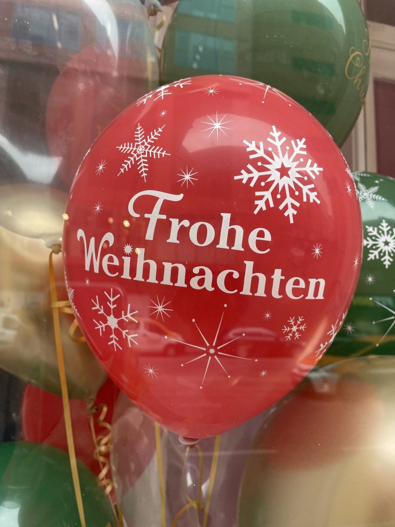 Frohe Weihnachten auf rotem Latexballon; Weihnachten, Christmas, Advent, Xmas