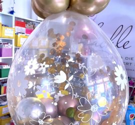 Stufferballon mit Blumen und goldenen Luftballons und Konfetti